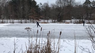 [UGCPHI-CJ]Cold enough for pond hockey in the Hunt Tract section of Cherry Hill. @NBCPhiladelphia https://t.co/