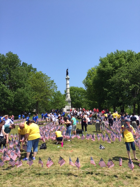 Volunteers plant 37,000 flags on Boston Common ahead of Memorial Day - The  Boston Globe