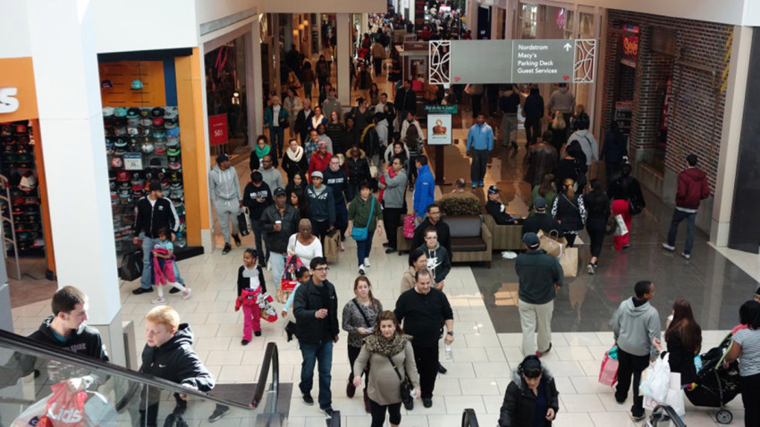 El centro comercial se encuentra abarrotado en la época navideña.