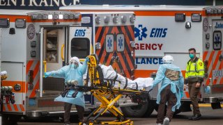Los paramédicos ingresan a un enfermo en un hospital de Boston, el 24 de marzo de 2020.