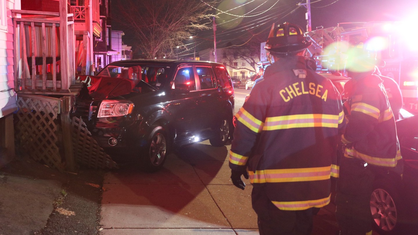 UPDATE%3A+Car+driver+flees+on+foot+after+crashing+into+a+building+in+Providence