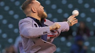 Conor McGregor tira el primer lanzamiento en el partido de los Chicago Cubs.