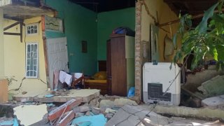6.2 magnitude earthquake indonesia