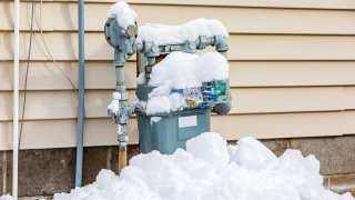 Foto de un medidor de gas natural cubierto de nieve