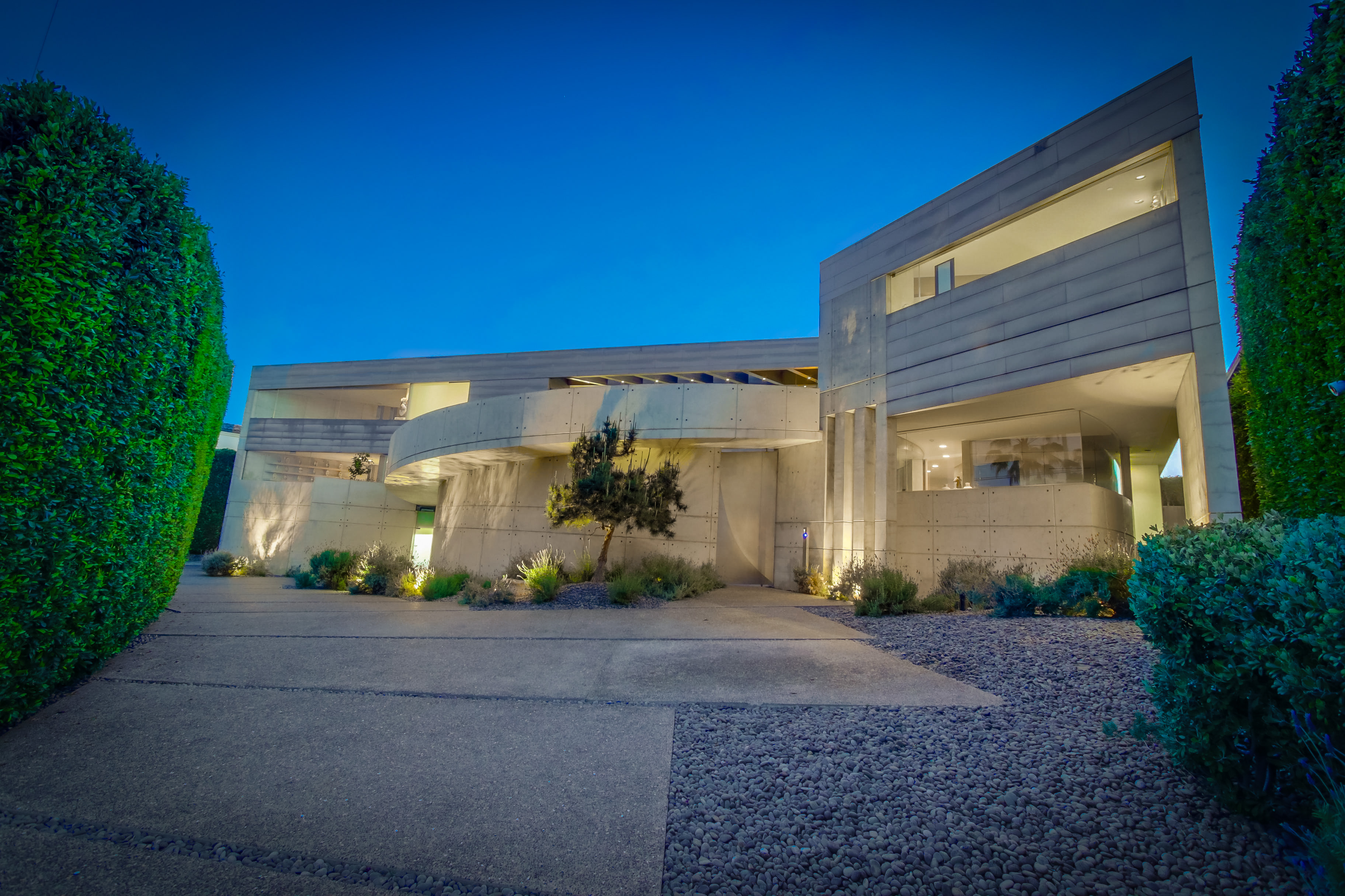 Look inside this futuristic oceanfront mansion just sold in Southern California