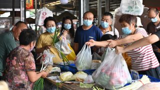 Shoppers buy groceries at a wet market as Chengdu imposes a lockdown to curb a new Covid-19 outbreak on Sept. 1, 2022.