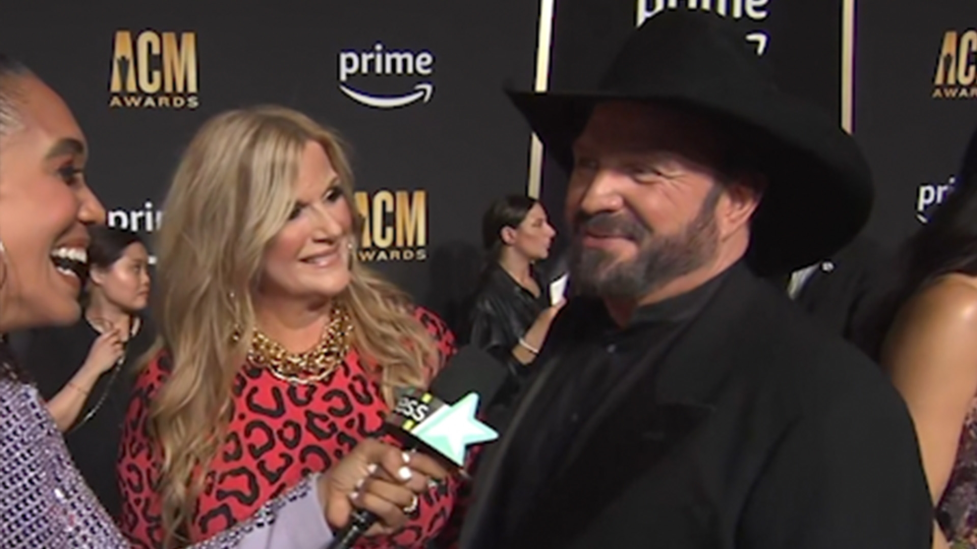 Garth Brooks Gushes Over Wife Trisha Yearwood At 2023 ACM Awards photo