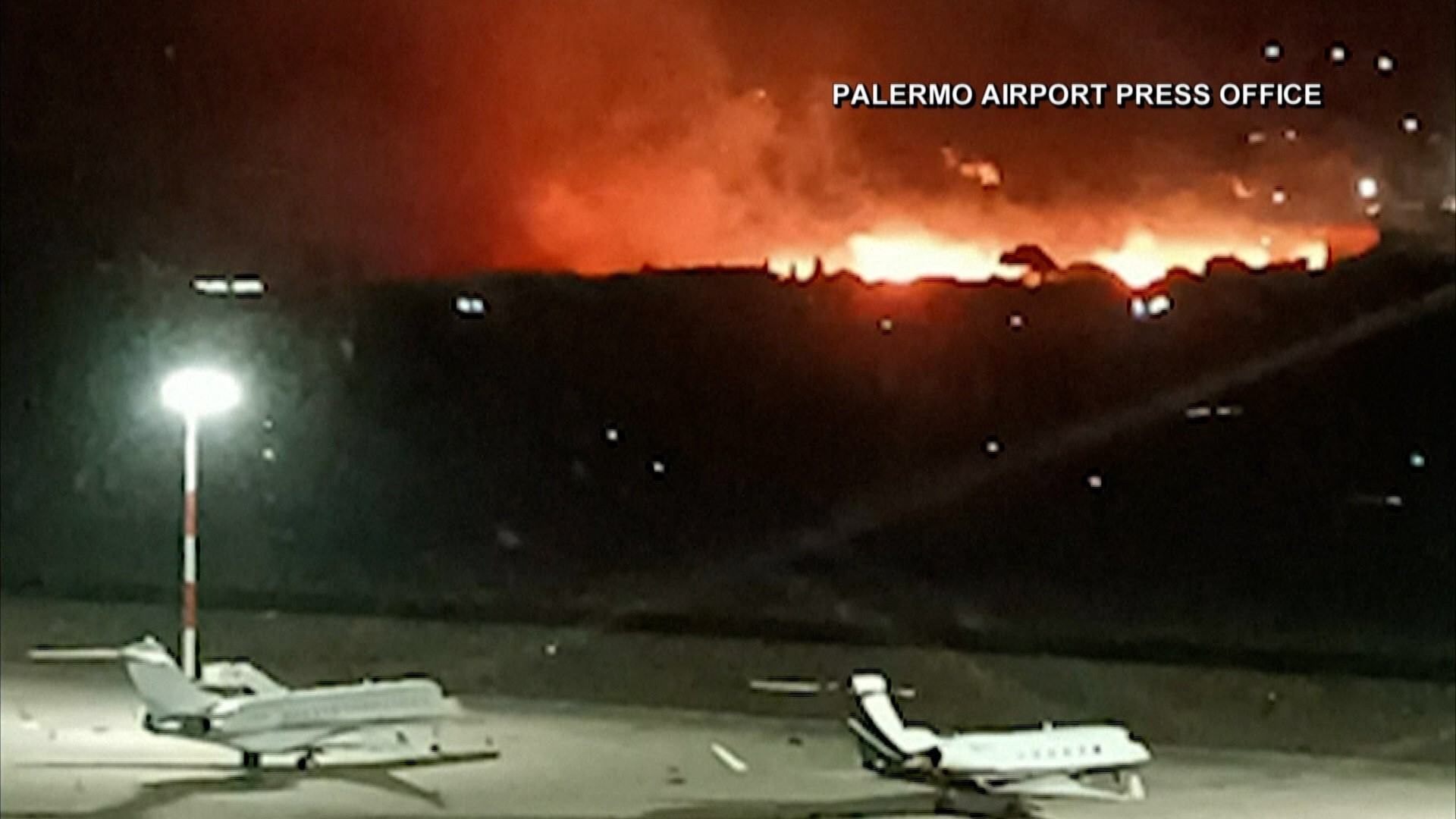 Wildfire forces airport to close in Palermo Italy