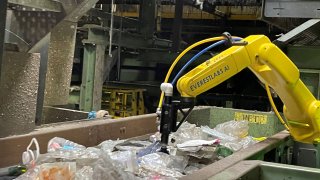 EverestLabs AI-powered robotic arm at SMR recycling.