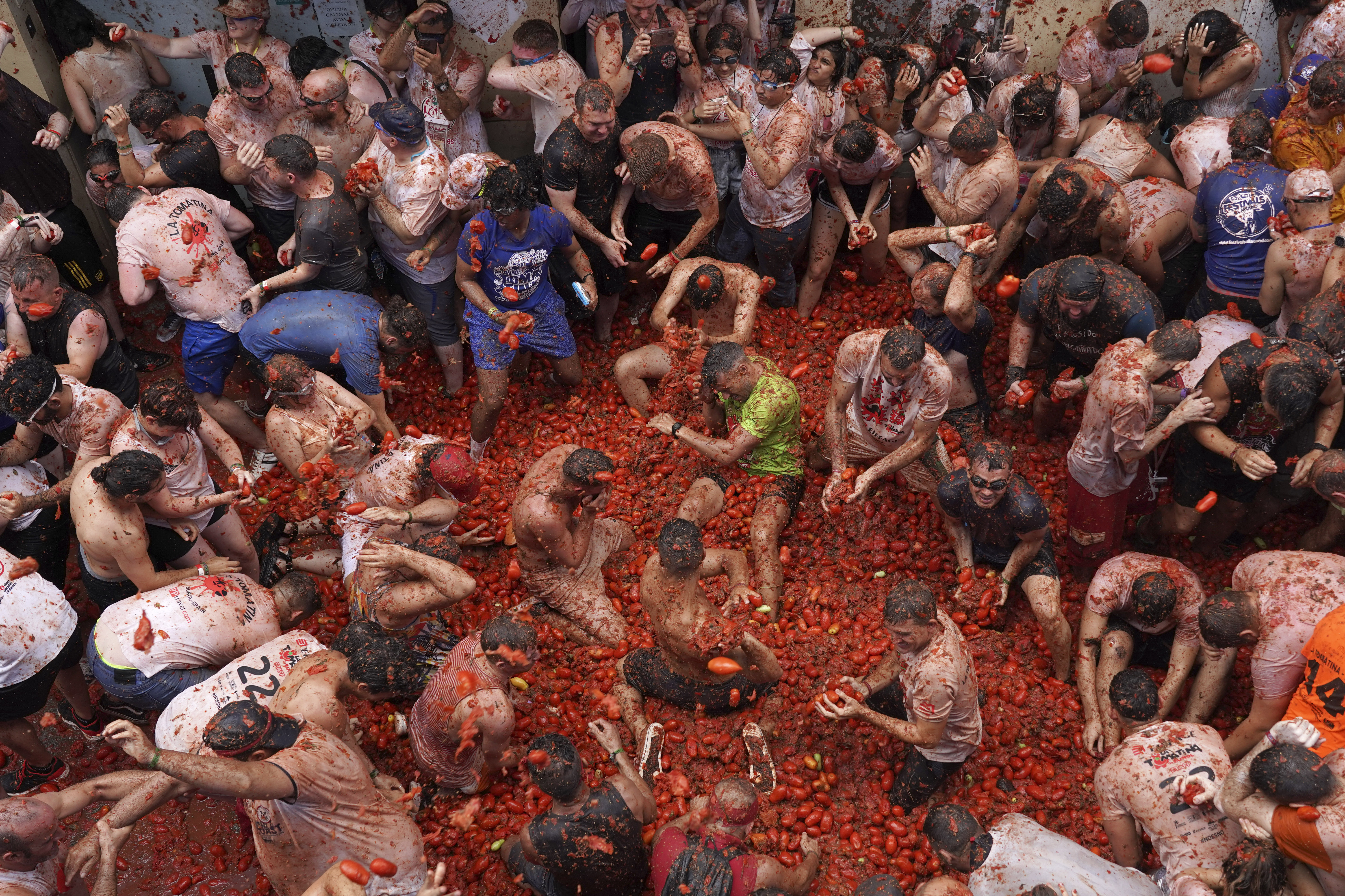 La Tomatina festival.tomato battle in Spain.' Men's T-Shirt