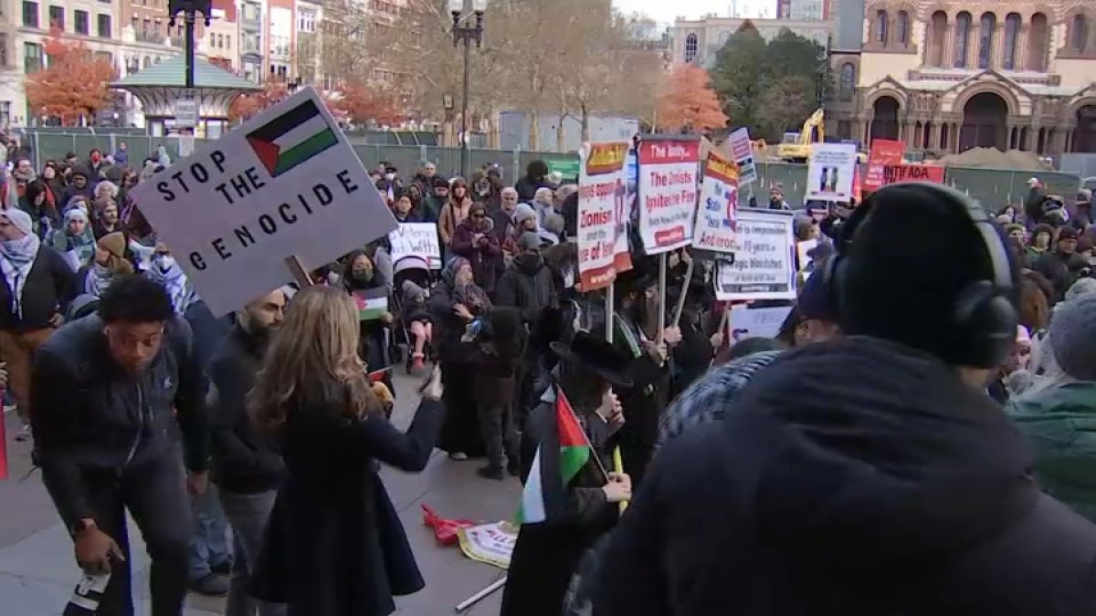 数百人在波士顿科普利广场举行亲巴勒斯坦游行