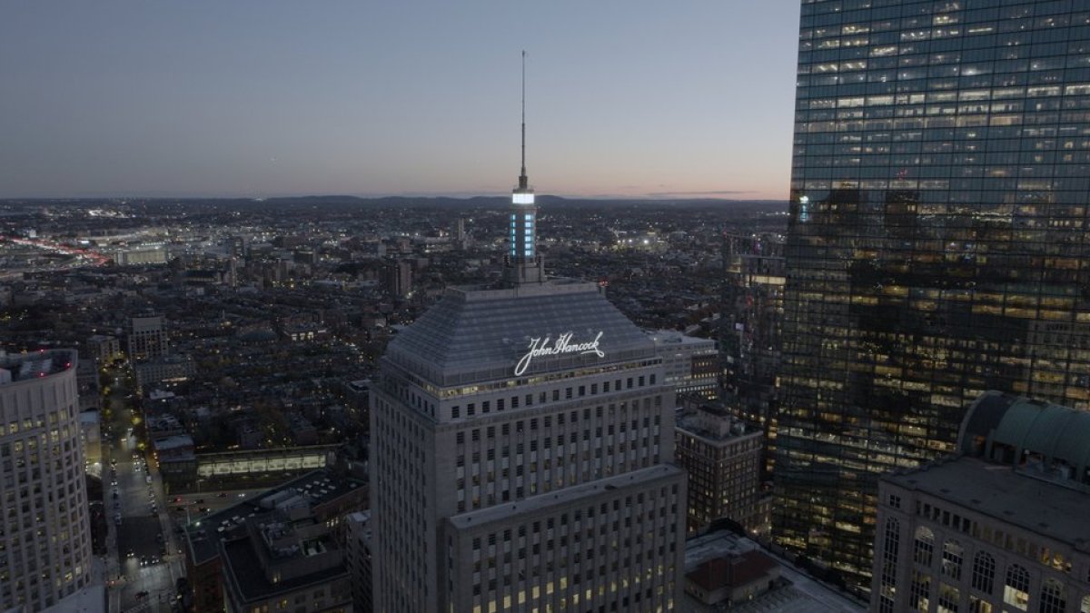 约翰·汉考克标志性的招牌现在点亮了波士顿的天际线
