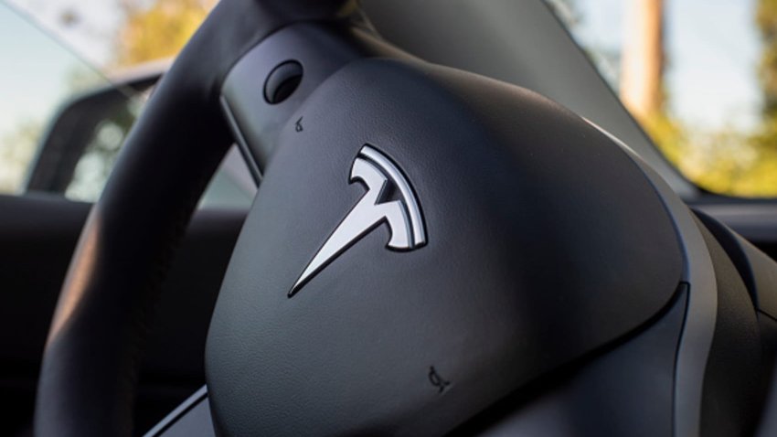 Tesla Model Y, equipped with FSD system. Three front facing cameras under windshield near rear view mirror. 