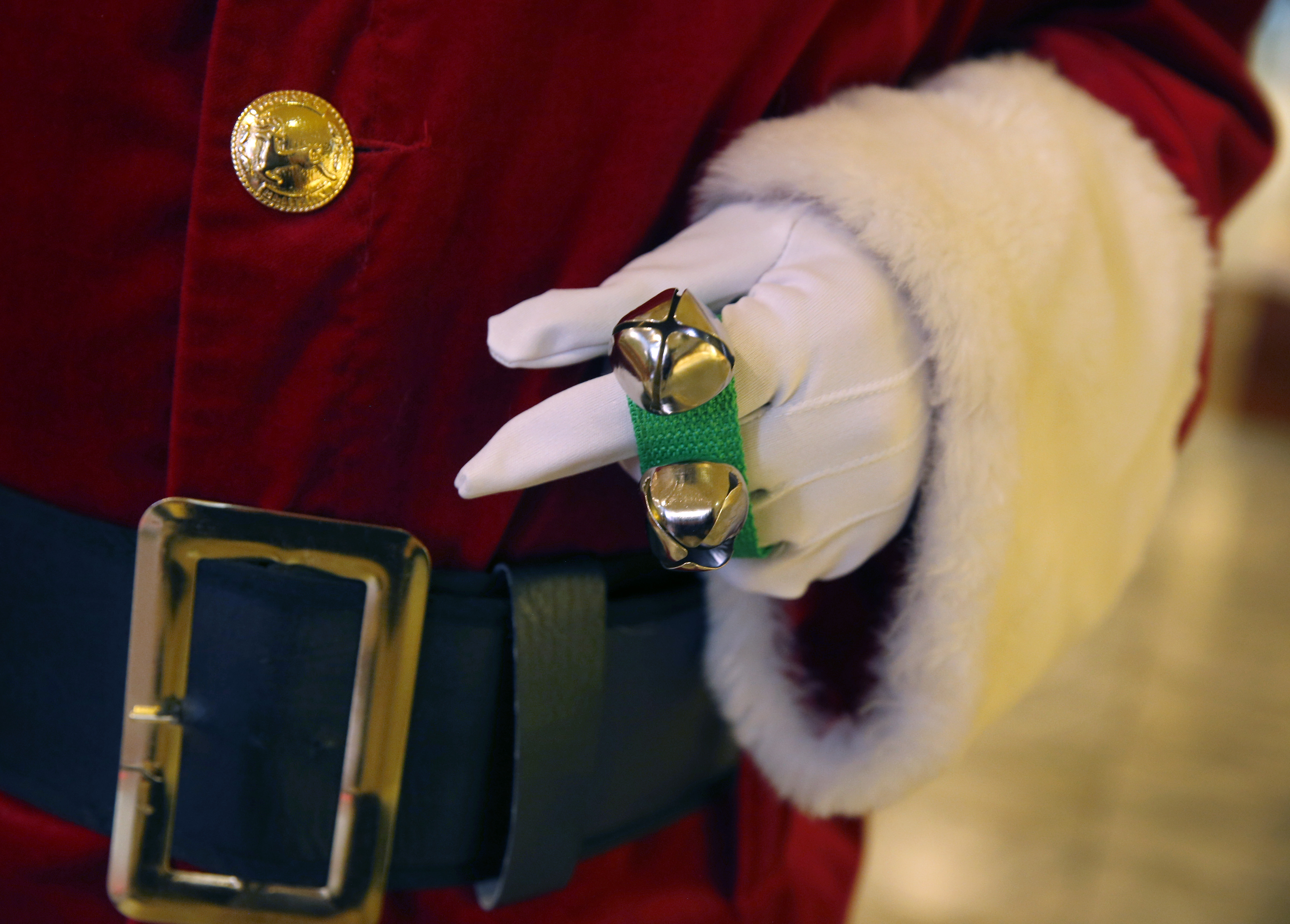 Rhode Island locksmith hands out hundreds of 'magic' Santa keys for kids  with no chimney