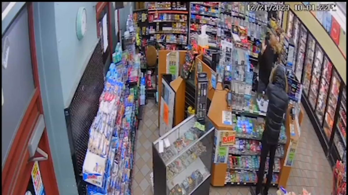 波士顿便利店武装抢劫案场景被摄像头拍下