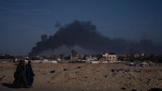 Palestinians who flee from Khan Younis from Israeli ground and air offensive on the Gaza Strip arrive in Rafah.