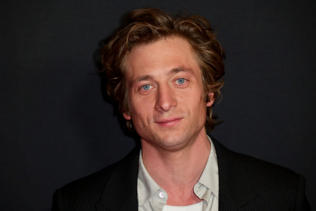 See a ‘Bear’-ly clothed Jeremy Allen White in new 