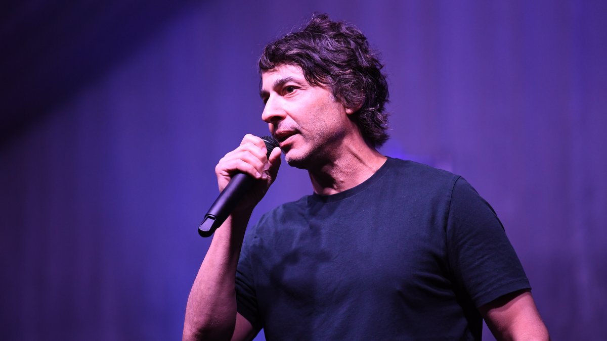 Comedian Arj Barker asks breastfeeding mother to leave show – NECN