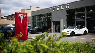 Cars are parked at a Tesla dealership. The car manufacturer Tesla presents its business figures for the past quarter after a decline in deliveries.