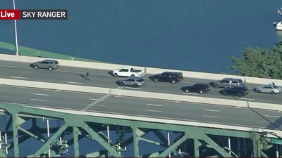 I-95 NH-Maine bridge closed after man shot to death by police