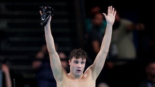 NANTERRE, FRANCE – AUGUST 04: Bobby Finke of Team United States celebrates after winning gold in a world record time in the Men’s 1500m Freestyle Final on day nine of the Olympic Games Paris 2024 at Paris La Defense Arena on August 04, 2024 in Nanterre, France. (Photo by Maddie Meyer/Getty Images)