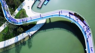 Tourists visit Yuhu Park in Hangzhou on Nov 6, 2024.