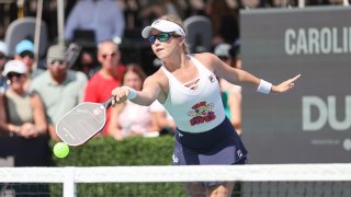 NEW YORK CITY, NY – SEPTEMBER 21: Anna Leigh Waters of the New Jersey Fives rallies the ball during a Major League Pickleball match on September 21, 2024 at Wollman Rink in New York, New York. (Photo by Andrew Mordzynski/Icon Sportswire via Getty Images)